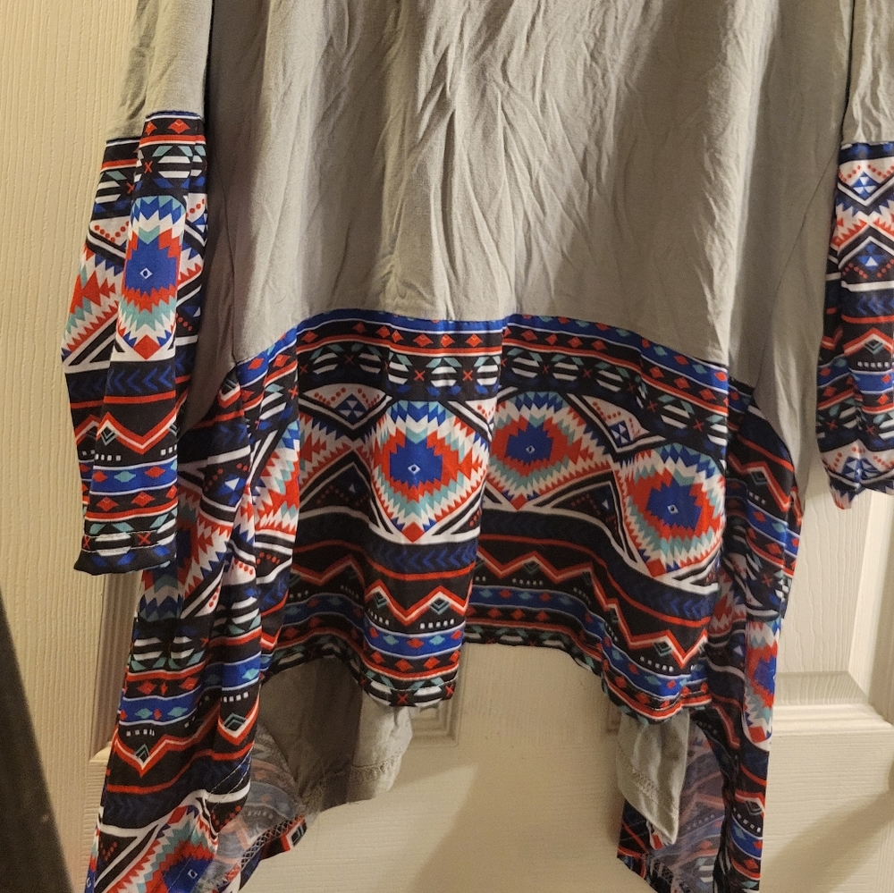 Long sleeve flowy throw over top grey with blue&pink geometric design XL NWT - Picture 6 of 7